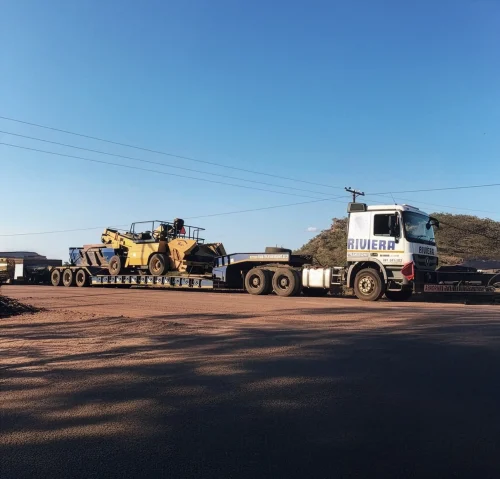 Mercedes Truck with Hydraulic Goosneck Trailer